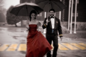 Bride and Groom walking in de rain